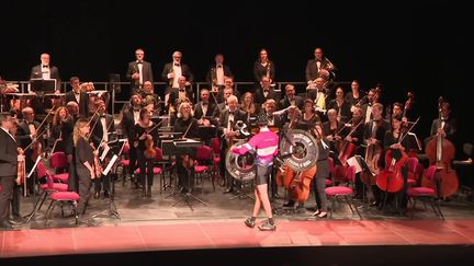 Un chef d'orchestre en roue libre devant l'Orchestre symphonique de Tours (France 3 Centre-Val-de-Loire)