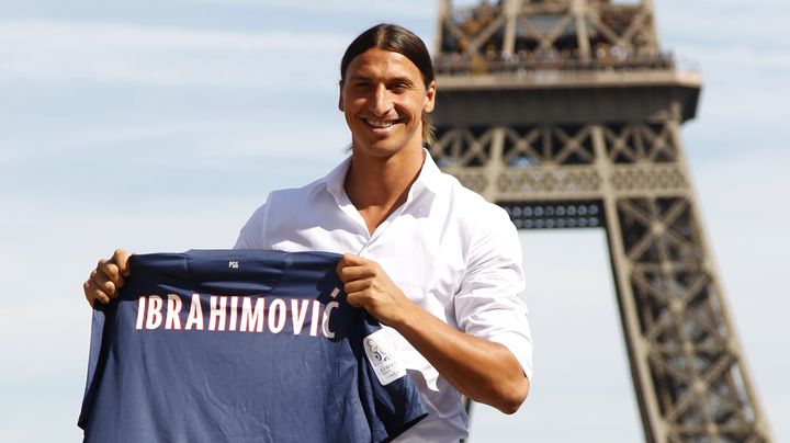 L'attaquant Zlatan Ibrahimovic pose devant la Tour Eiffel avec son nouveau maillot du PSG (sans num&eacute;ro), le 18 juillet 2012 &agrave; Paris. (CHARLES PLATIAU / REUTERS)