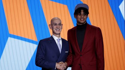 Ousmane Dieng pose avec le commissaire de la NBA Adam Silver lors de la draft NBA, à New York, le 23 juin 2022. (SARAH STIER / GETTY IMAGES NORTH AMERICA via AFP)