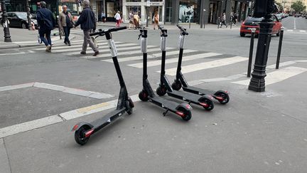 Des trottinettes électriques en libre service à Paris, le 25 mai 2019. (JULIEN PASQUALINI / FRANCE-INFO)