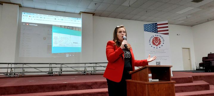 Liz Harris, candidate trumpiste en campagne dans la banlieue de Phoenix, pour la Chambre des représentants de l'Arizona. (BENJAMIN ILLY / RADIO FRANCE)