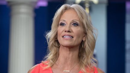 Kellyanne Conway, une proche conseillère du président Trump, a révélé dimanche 30 septembre en direct sur CNN qu'elle avait été victime d'agression sexuelle. (NICHOLAS KAMM / AFP)