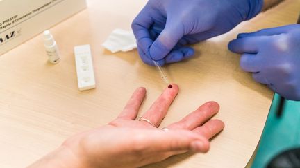 Un test sérologique pour le Covid-19, le 4 juin 2020 à Paris. (VOISIN / PHANIE / AFP)