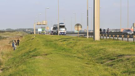 Des migrants en bordure de l'autoroute A16 à Calais (Pas-de-Calais), le 1er janvier 2008. (MARC CHARUEL / AFP)