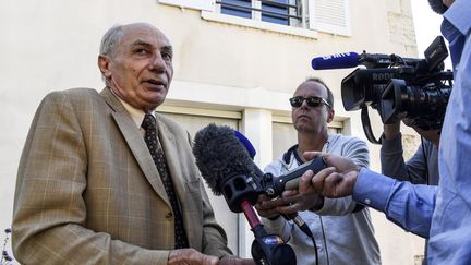 Maître Bernard Meraud, l'avocat du suspect dans l'affaire de la disparition de Maëlys, répond aux journalistes, le 4 septembre 2017 à Morestel (Isère).&nbsp; (PHILIPPE DESMAZES / AFP)