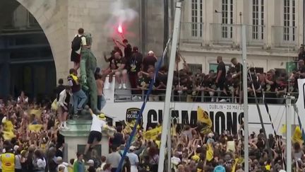 Rugby : le retour triomphant des joueurs de La Rochelle après la victoire en Champions Cup (franceinfo)