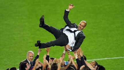 Pep Guardiola est port&eacute; en triomphe par son &eacute;quipe, lors de son dernier match &agrave; la t&ecirc;te du FC Barcelone, le 5 mai 2012.&nbsp; (MANU FERNANDEZ/AP/SIPA / AP)