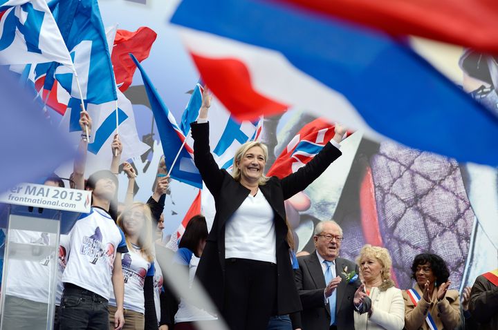 A l'issue de son discours, Marine Le Pen a salu&eacute; les partisans du Front national r&eacute;unis&nbsp;devant l'Op&eacute;ra de Paris, le 1er mai 2013. (ERIC FEFERBERG / AFP)