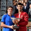 Le Français Geoffrey Blancaneaux, vainqueur du tournoi juniors, pose avec le gagnant de l'épreuve chez les pros, Novak Djokovic, en juin 2016 (PHILIPPE LOPEZ / AFP)