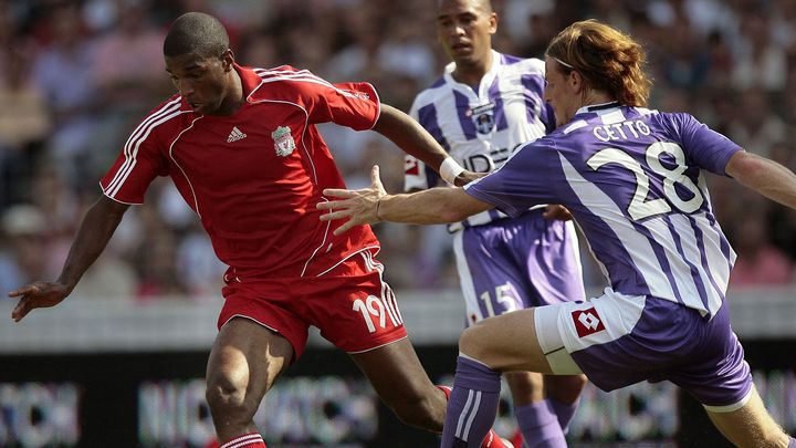 Le Toulousain Mauro Cetto au duel avec Ryan Babel, le 15 août 2007 à Toulouse. (LIONEL BONAVENTURE / AFP)