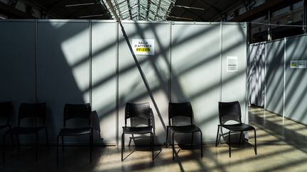 Une salle d'attente pour les&nbsp;patients venus se faire&nbsp;de vacciner&nbsp;dans un centre parisien, le 27 avril 2021. (AMAURY CORNU / AFP)