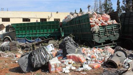 Des véhicules du convoi humanitaire de l'ONU et du Croissant Rouge syrien, chargés de farine et de matériel médical, détruits par des frappes aériennes le 20 septembre 2016 à Orum al-Koubra, dans la région d'Alep. (Ahmad Hasan/ANADOLU AGENCY/AFP)