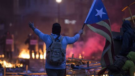 Un manifestant tient un drapeau indépendantiste catalan à Barcelone (Espagne), lors d'une manifestation le 18 octobre 2019.&nbsp; (ISIDRE GARCIA PUNTI / NURPHOTO / AFP)