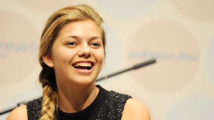 Louane Emera sort "Nos Secrets", un single inédit signé Gaëtan Roussel.
 (Hiroko Tanaka / NurPhoto / AFP)