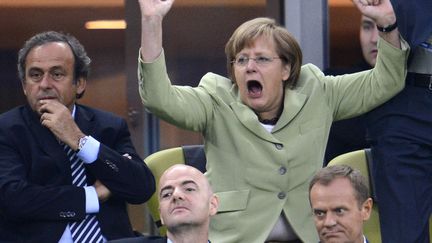 L'enthousiasme de la chanceli&egrave;re allemande Angela Merkel lors du quart de finale de l'Euro opposant l'Allemagne &agrave; la Gr&egrave;ce &agrave; Gdansk (Pologne), le 22 juin 2012. (FABRICE COFFRINI / AFP)