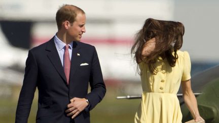 Kate Middleton et son mari, le prince William, arrivent &agrave; l'a&eacute;roport de Calgary (Canada), pour une visite officielle, le 7 juillet 2011. (CHARLIE RIEDEL / NBC / AP / SIPA)