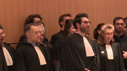 Lassés de travailler en flux tendu, les avocats en sont à leur septième semaine de mobilisation contre la réforme des retraites, bien décidés à montrer leur mécontentement. (FRANCE 3)