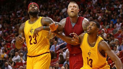 LeBron James et Tristan Thomson (Cleveland) encadrent Chris Andersen (Miami) (MIKE EHRMANN / GETTY IMAGES NORTH AMERICA)