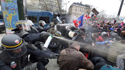 Des CRS font usage de gaz lacrymog&egrave;nes contre des manifestants anti-mariage pour tous, le 24 mars 2013 &agrave; Paris. (THOMAS SAMSON / AFP)