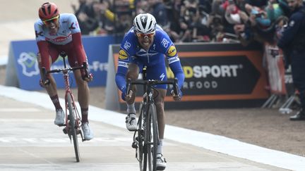 Le Belge Philippe Gilbert et l'Allemand Nils Politt lors de la 117e édition de Paris-Roubaix,le 14 avril 2019, à Roubaix. (FRANCOIS LO PRESTI / AFP)