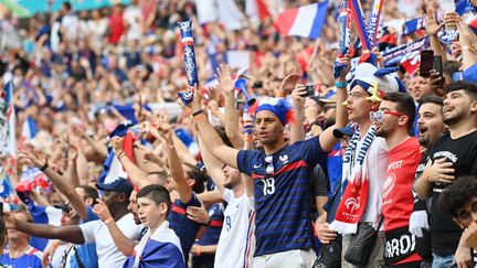 Des supporters français&nbsp;lors du match&nbsp;du groupe F de l'Euro 2021 entre la Hongrie et la France au Puskas Arena de Budapest, le 19 juin 2021. (TIBOR ILLYES / AFP)