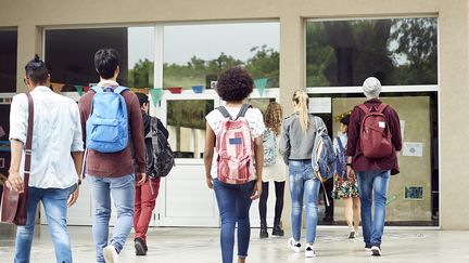 Un groupe d'adolescents dans un collège. Photo d'illustration. (FREDERIC CIROU / MAXPPP)