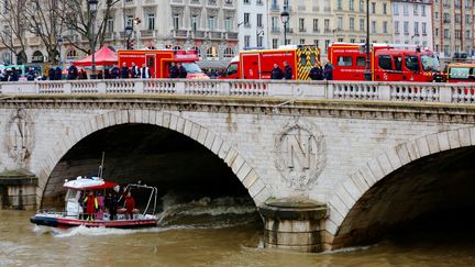 Des pompiers recherchent le corps d'une policière disparue dans la Seine, le 5 janvier 2018. (MAXPPP)