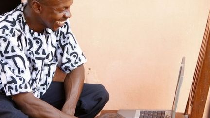 Un homme devant son ordinateur à Lomé, la capitale togolaise (PASCAL DELOCHE / GODONG / PHOTONONSTOP)