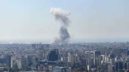 De la fumée s'échappe d'une zone frappée par Israël dans la banlieue sud de Beyrouth (Liban), le 8 octobre 2024. (MOHAMED ABOUELENEN / AFP)