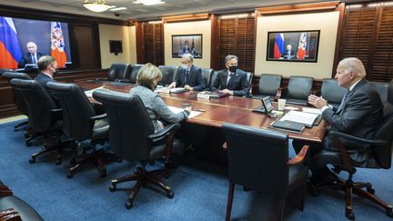 Le président américain Joe Biden lors de l'entretien en visio-conférence avec Vladimir Poutine, le 7 décembre 2021, à la Maison Blanche. (HANDOUT / THE WHITE HOUSE / AFP)