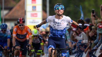 Patrick Bevin célèbre son succès obtenu sur la troisième étape du Tour de Romandie à Valbroye, le 29 avril 2022. (FABRICE COFFRINI / AFP)