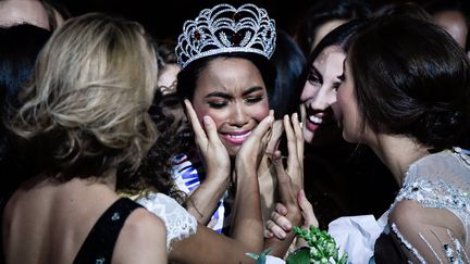 Clémence Botino le soir de son élection au titre de Miss France 2020, le 14 décembre 2019 à Marseille (Bouches-du-Rhône). (CHRISTOPHE SIMON / AFP)