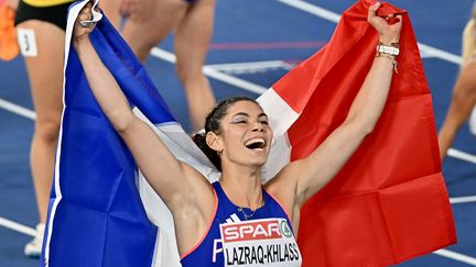 La Française Auriana Lazraq-Khlass célèbre sa médaille d'argent à l'heptathlon, aux championnats d'Europe, à Rome, le 8 juin 2024. (FILIPPO MONTEFORTE / AFP)