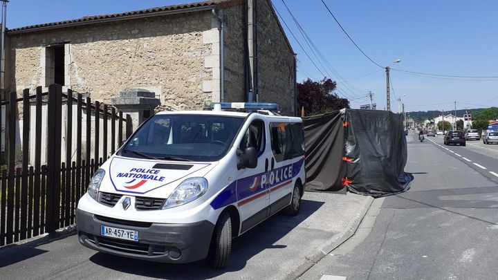 Une bâche noire protège la voiture de l'automobiliste tué par un policier à Saint-Yrieix-sur-Charente. (PIERRE MARSAT / RADIOFRANCE)