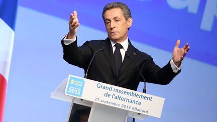 Nicolas Sarkozy &agrave; la tribune d'un meeting des R&eacute;publicains, le 27 septembre 2015 &agrave; Paris, en vue des &eacute;lections r&eacute;gionales.&nbsp; (MAXPPP)