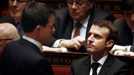 &nbsp; (Manuel Valls et Emmanuel Valls lors de la séance de questions au gouvernement ce mardi © Maxppp)