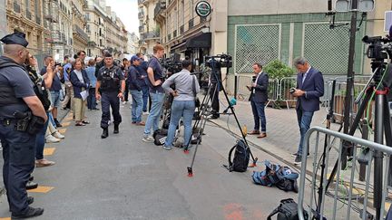 Des journalistes se positionnent devant le siège du parti Renaissance, le 30 juin 2024, à l'occasion du premier tour des élections législatives. (RAPHAEL GODET / FRANCEINFO)