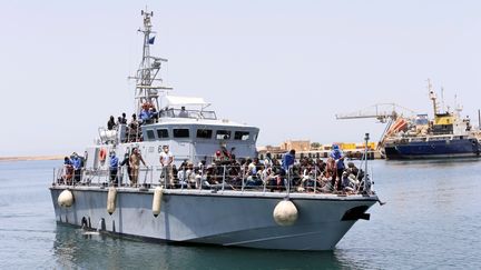 Un navire libyen&nbsp;avec à son bord des migrants secourus, à Tripoli (Libye), le 29 juin 2018.&nbsp; (ISMAIL ZETOUNI / REUTERS)