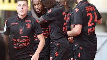 Plea félicité par ses camarades de l'OGC Nice (JEAN-CHRISTOPHE VERHAEGEN / AFP)