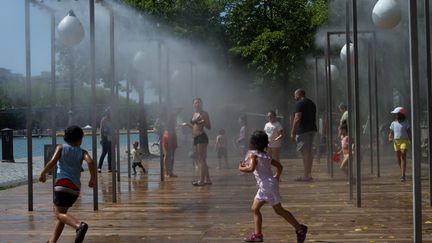 Des enfants jouent sur les quais de Seine, à Paris, le 9 août 2020.&nbsp; (PATRICIA MORIBE / HANS LUCAS / AFP)