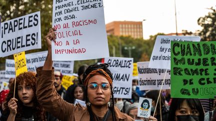 Une femme lors d'une manifestation contre le racisme à Madrid (Espagne), le 13 novembre 2021. (MARCOS DEL MAZO / GETTY IMAGES)