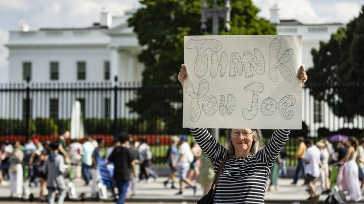 À Washington, des électeurs démocrates se sont réunis spontanément dimanche devant la Maison Blanche pour saluer la décision de Joe Biden de renoncer à sa candidature à la présidentielle américaine. (SAMUEL CORUM / AFP)