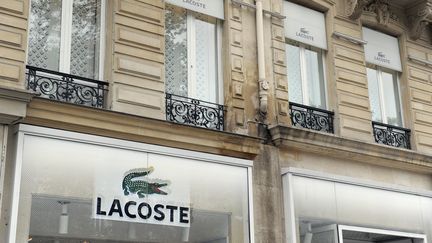 La fa&ccedil;ade d'un magasin Lacoste, &agrave; Paris. (ERIC PIERMONT / AFP)