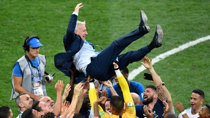 Les Bleus célèbrent Didier Deschamps après leur victoire en finale de la Coupe du monde contre la Croatie, le 15 juillet 2018, à Moscou (Russie). (ALEXANDER NEMENOV / AFP)