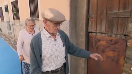 Pour permettre aux personnes âgées de rester le plus longtemps possible chez elles, en Espagne, un petit village fait tout pour faciliter la vie de ses habitants les plus âgés.  (CAPTURE ECRAN FRANCE 2)