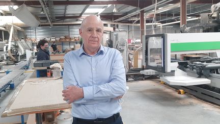 Bernard Audidier, président de Sofams, qui fabrique des meubles pour les hôtels et villages vacances, à Fleuré (Vienne). (SEBASTIEN BAER / RADIO FRANCE)