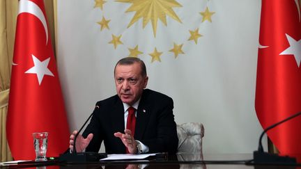 Le président turc&nbsp;Recep Tayyip Erdogan lors d'une visioconférence avec la chancelière allemande Angela Merkel, à Istanbul (en Turquie), le 18 décembre 2020. (MURAT KULA / ANADOLU AGENCY / AFP)