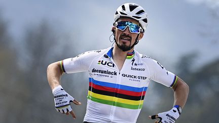 Le Français Julian Alaphilippe au sommet du Mur de Huy pour sa 3e victoire dans la Flèche Wallonne, le 21 avril 2021.