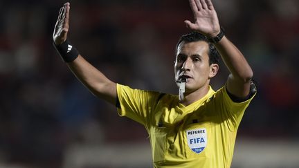 L'arbitre de foot chilien Enrique Osses lors d'un match entre l'Argentine et le Mexique, à &nbsp;Buenos Aires, le 2 mars 2016.&nbsp; (JUAN MABROMATA / AFP)