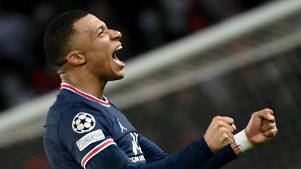 Kylian Mbappé, le 15 février 2022, a offert in extremis le but de la victoire au PSG dans le temps additionnel face au&nbsp;Real Madrid en huitième de finale aller de la Ligue des champions. (FRANCK FIFE / AFP)